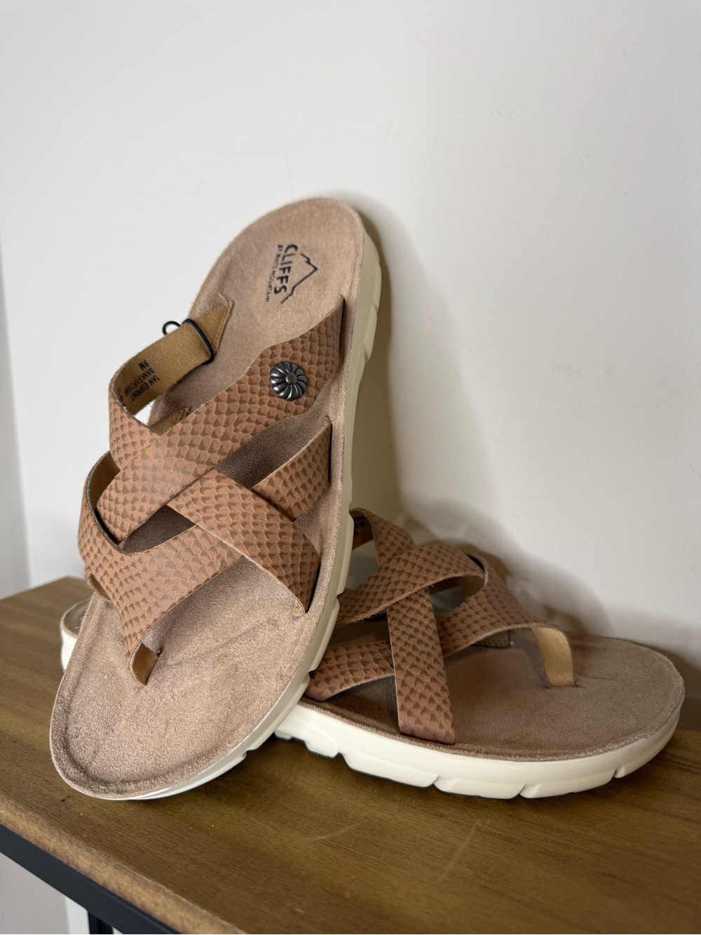 Cliffs by WHITE MOUNTAIN Brown Textured Crisscross Sandals